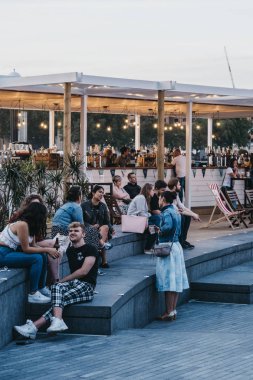 Summer by the River 2019 festivalinde barın yanında dinlenenler 