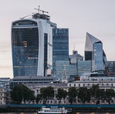 Walkie talkie bina ve Londo Şehrinin modern binalar