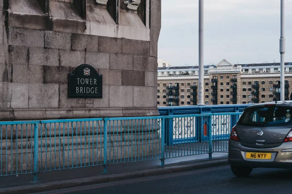 タワーブリッジ、ロンドン、英国の看板を過ぎて車を運転. — ストック写真