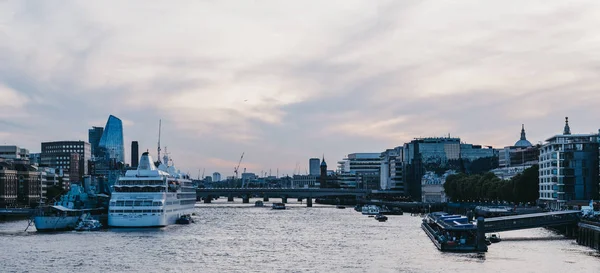 Panoramablick auf großes Kreuzfahrtschiff, das am Fluss tham festgemacht hat — Stockfoto