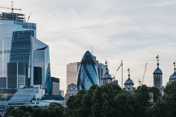 Londra Şehrinin gökdelenleri ve modern ofis binaları, U — Stok fotoğraf