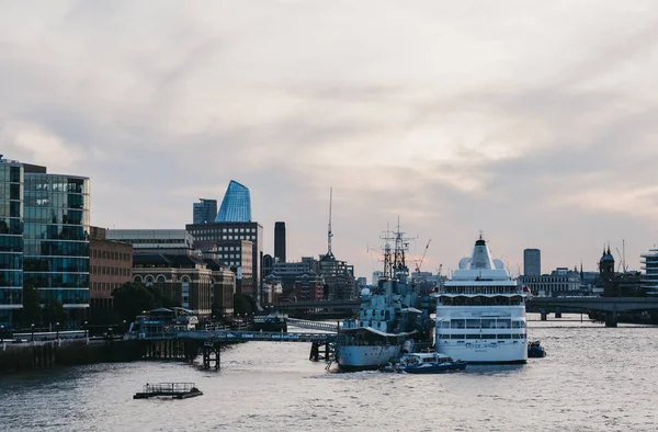 Büyük tatil yolcu gemisi River Thames demirlemiş, Londra, İngiltere, du — Stok fotoğraf