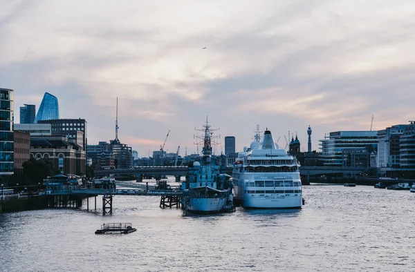 Büyük tatil yolcu gemisi River Thames demirlemiş, Londra, İngiltere, du — Stok fotoğraf