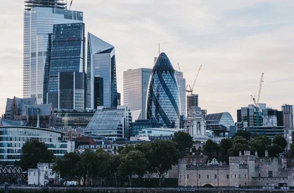 Небоскрёбы и современные офисные здания Лондонского Сити, U — стоковое фото