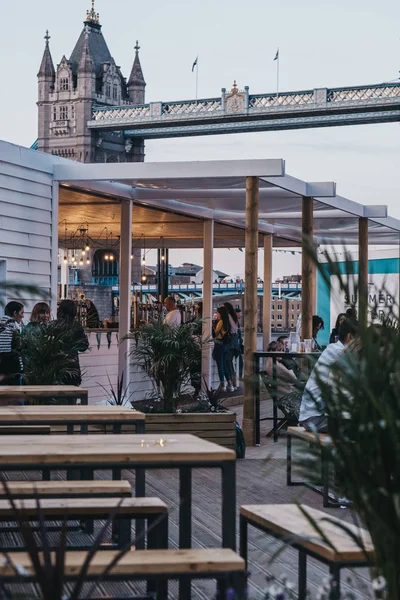 People buying drinks at Summer by the River festival 2019 in Lon — Stock Photo, Image