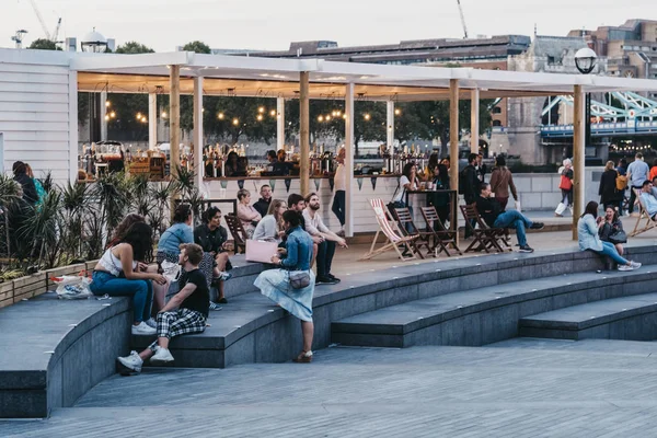 Pessoas que relaxam junto ao bar no festival Summer by the River 2019 — Fotografia de Stock