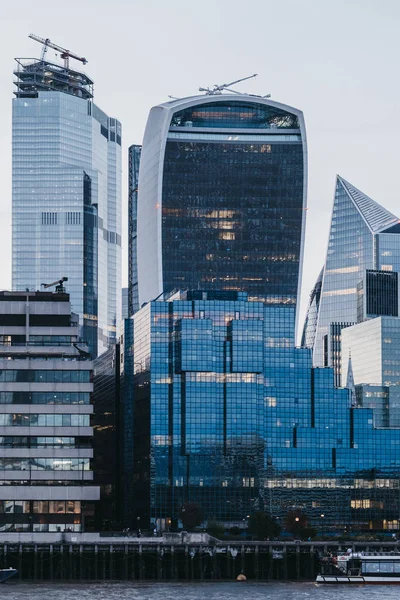 Edificio Walkie talkie y edificios modernos de la ciudad de Londo — Foto de Stock