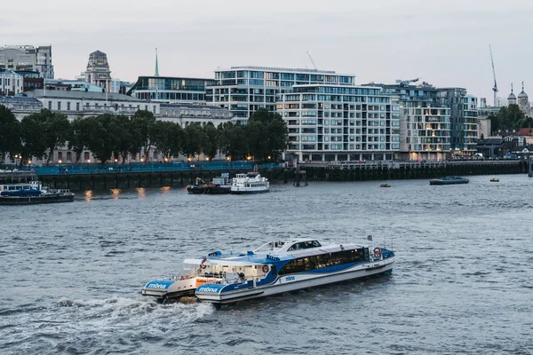 Thames Nehri üzerinde Thames Clipper tekne, Londra, İngiltere, mavi hou sırasında — Stok fotoğraf