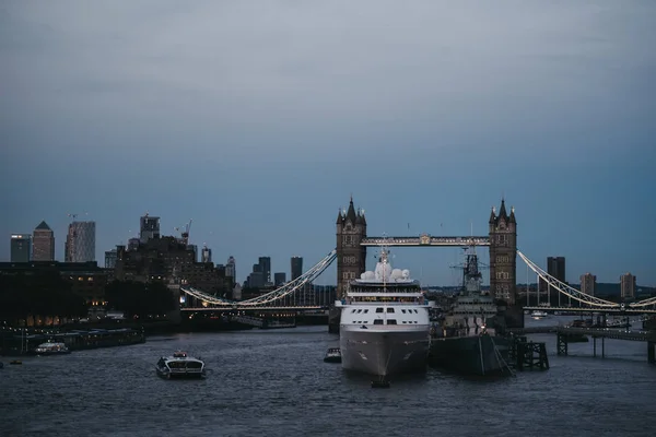 Cruise ship moored on River Thames by HM Belfast during blue hou — Stock Photo, Image