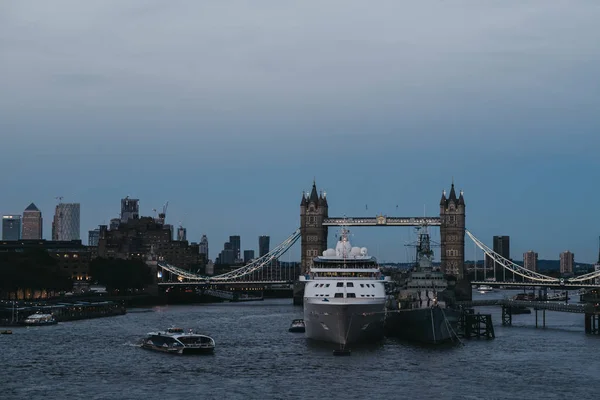 Kreuzfahrtschiff auf der Themse von hm belfast während blue hou vertäut — Stockfoto