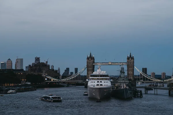 Cruise ship moored on River Thames by HM Belfast during blue hou — Stock Photo, Image