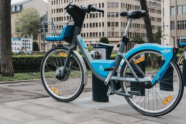 Lüksemburg City bir sokakta Veloh elektrikli kiralık bisiklet.