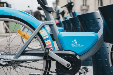 Luxemb bir sokakta Veloh elektrikli pedal destekli kiralık bisiklet