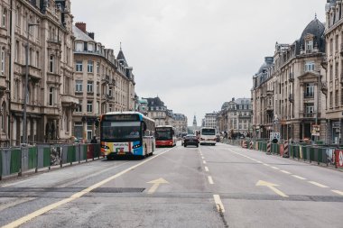 Lüksemburg City, Lüksemburg'da bir yolda otobüs ve arabalar.