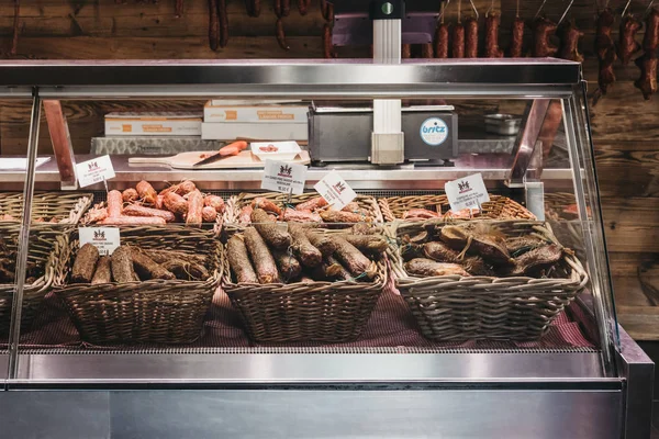 Lokale Wurstwaren in einem Geschäft in Vianden, Luxemburg. — Stockfoto