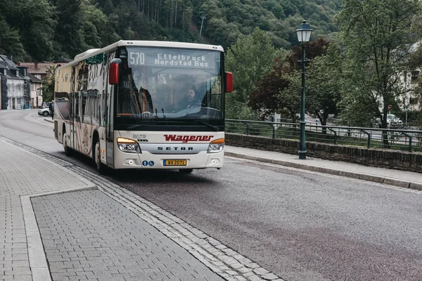 Vianden, Lüksemburg'da bir yolda yerel otobüs.