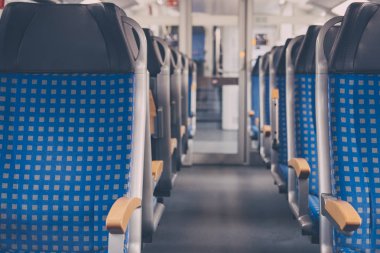 Boş bir modern trende koltuk sıraları, seyahat konsepti, selectiv