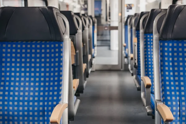 Linhas de assentos em um trem moderno vazio, conceito de viagem, seletiv — Fotografia de Stock