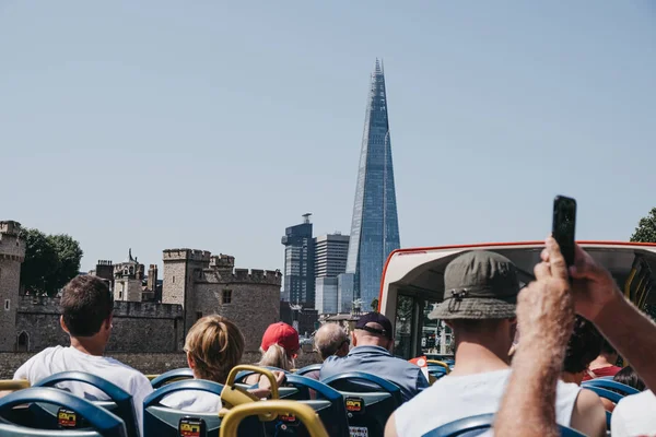 Tekintettel a Shard, London, Egyesült Királyság, a tetején a buszon teljes szellemes — Stock Fotó