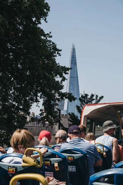 Tekintettel a Shard, London, Egyesült Királyság, a tetején a buszon teljes szellemes — Stock Fotó