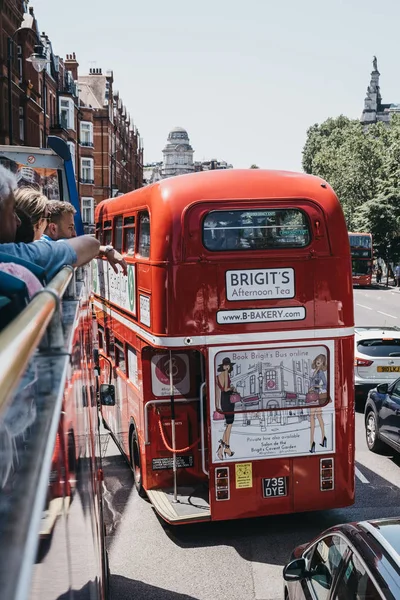 Бриджитс послеобеденная чайная автобусная экскурсия внутри ретро-красного двойного деккера b — стоковое фото