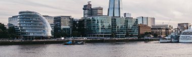 Thames Riverside üzerinde modern ofis binaları Londra Köprüsü, Lo
