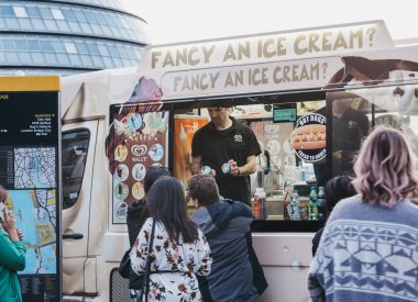 Bay Whippy Van 'dan Kule Köprüsü, Lon 'dan dondurma alan insanlar.