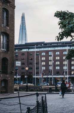 Kişi St Katharine Docks, Londra, Ingiltere, b üzerinde Shard yürüyor