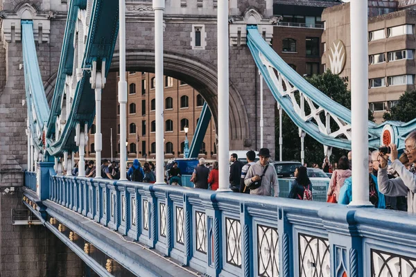 Menschen zu Fuß auf Tower Bridge, London, Großbritannien, in der Dämmerung. — Stockfoto
