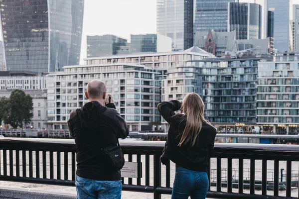Люди з фотографіями міста в сутінки з Темзи Ріверсайд — стокове фото