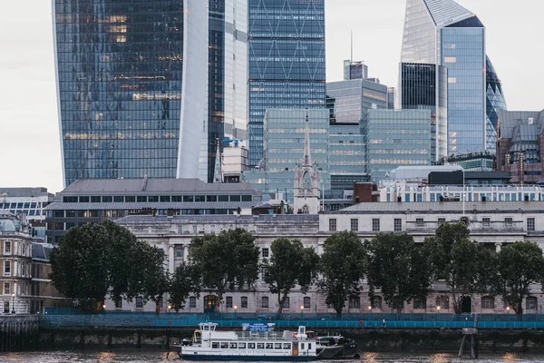 Modern ofis binası tarafından Thames Nehri üzerinde Wyndham parti tekne — Stok fotoğraf