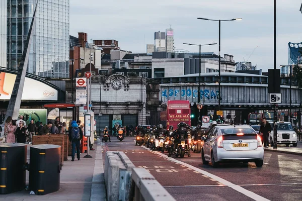 Coches, motos y autobuses haciendo cola en la carretera en el Puente de Londres — Foto de Stock