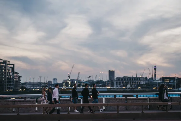 Londra Köprüsü üzerinde yürüyen insanlar, Londra, Ingiltere, akşam karanlığı, seçici — Stok fotoğraf