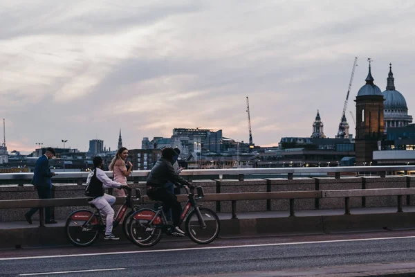 Genç kadın bisikletçi ile Londra Köprüsü üzerinde du geçen konuşan — Stok fotoğraf