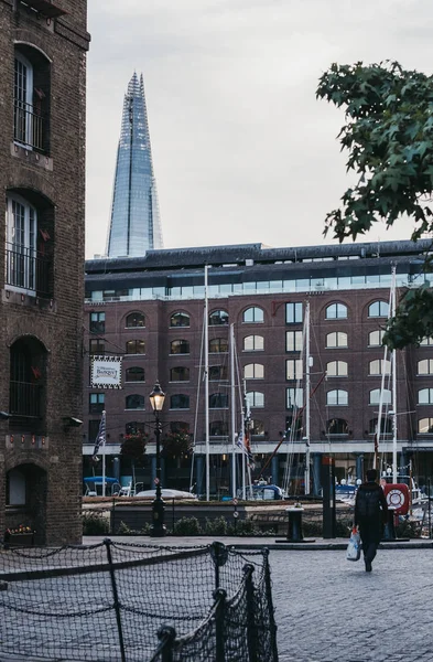 Людина ходить в Санкт-Кетрін доках, Лондон, Великобританія, Shard на b — стокове фото