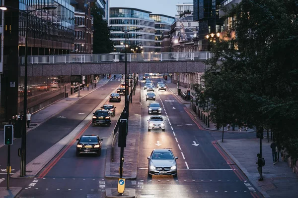 Londra 'da bir sokakta trafik yüksek açı görünümü, Ingiltere, eve — Stok fotoğraf