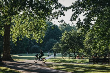 Londra 'da bir parkta bir yolda adam döngüleri, Ingiltere, yaz aylarında. 