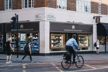 Buckingham Palace Shop önünde yayalar ve bisikletçi, lond