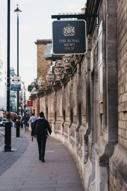 İnsanlar Buckingham Sarayı, Londo 'da Kraliyet Mews Shop geçmiş yürümek