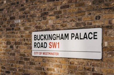 Buckingham Sarayı yolu üzerinde sokak adı işareti, Londra, Ingiltere. 
