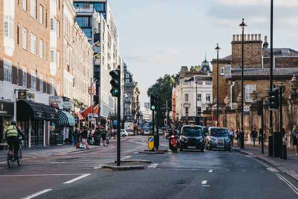 Schwarze Taxis und Radfahrer auf der Buckingham Palace Road, London, Großbritannien. — Stockfoto