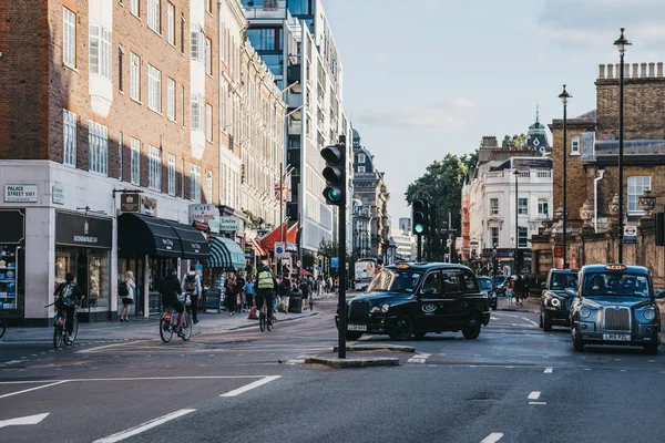 Schwarze Taxis und Radfahrer auf der Buckingham Palace Road, London, Großbritannien. — Stockfoto