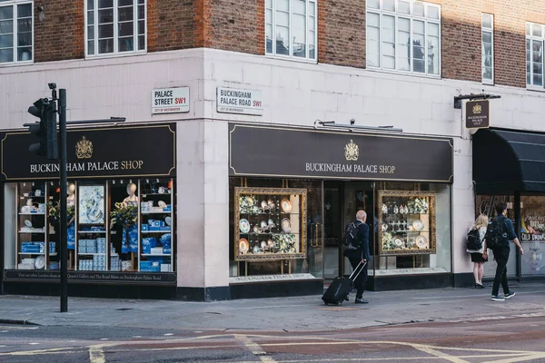 Tourists walking past Buckingham Palace Shop, London, UK. — Stock Photo, Image