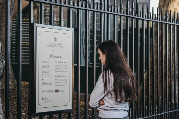 Mujer leyendo los precios e información para entrar a la Sala de Estado — Foto de Stock