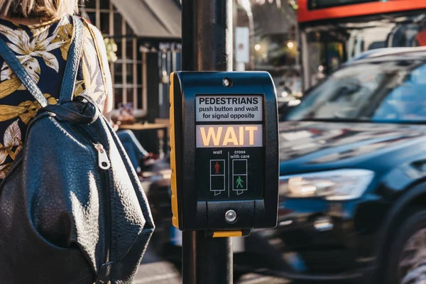 Close-up de iluminado "esperar" palavra em uma travessia de pedestre em — Fotografia de Stock