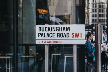 Buckingham Sarayı yolu üzerinde sokak adı işareti, Londra, Ingiltere. 