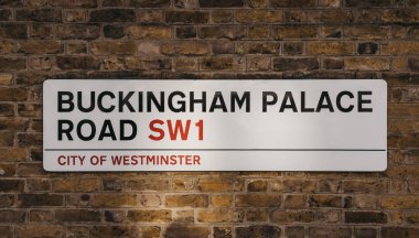Buckingham Sarayı yolu üzerinde sokak adı işareti, Londra, Ingiltere. 