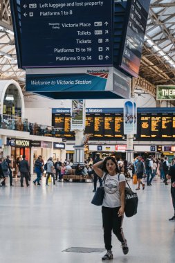 Victoria Tren İstasyonu içinde yürüyen insanlar, Londra, Ingiltere. Seçin