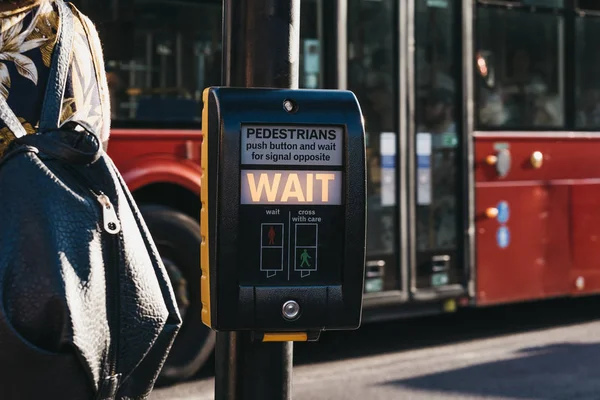 Close up of illuminated "wait" word on a pedestrian crossing in — Stock Photo, Image