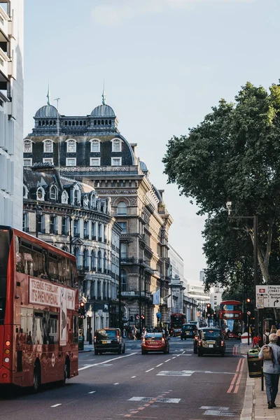 Czerwone podwójne piętrowy autobusy i samochody na Buckingham Palace Road, Lond — Zdjęcie stockowe